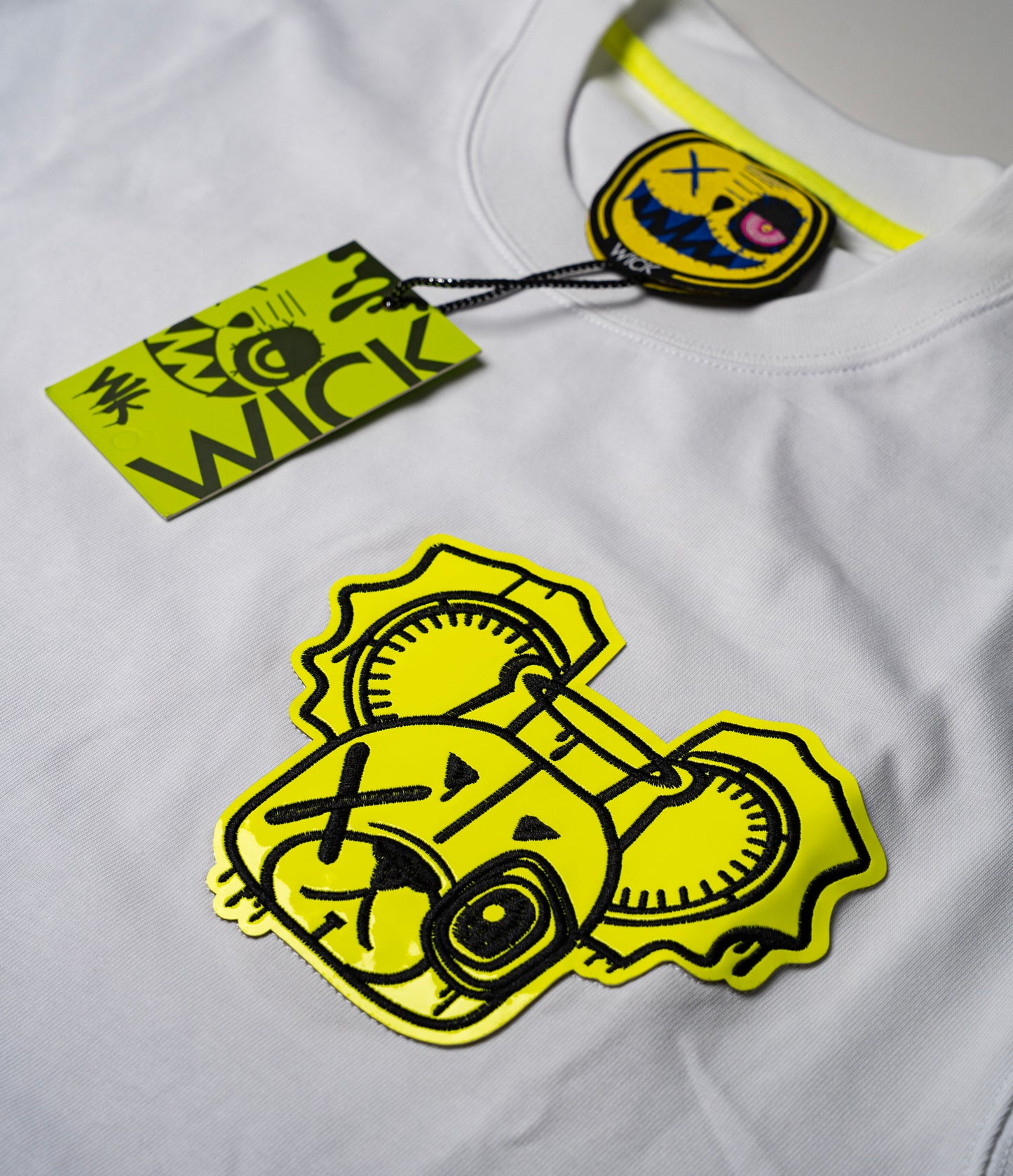 NR White Yellow Basic Arrow