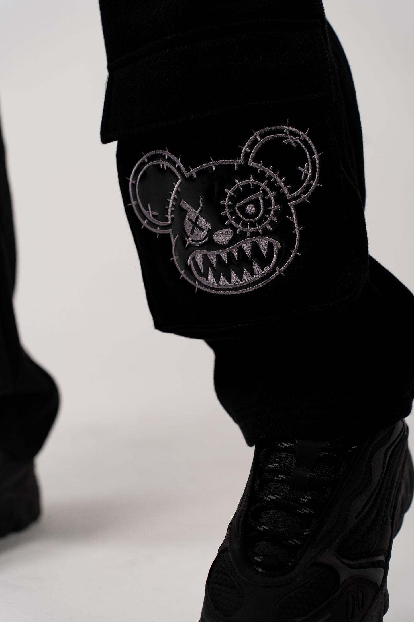 BLACK ICE CARGO SWEATPANTS