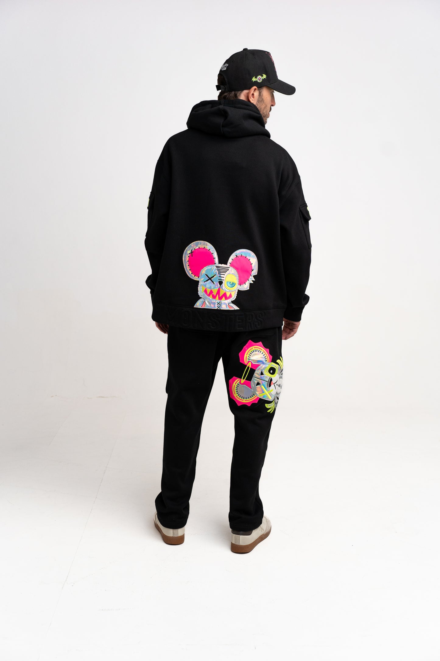 NEON ROYALTY CARGO SWEATPANTS BLACK