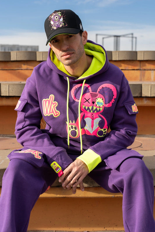 Love Hoodie Purple y Love Sweatpants Purple en la calle