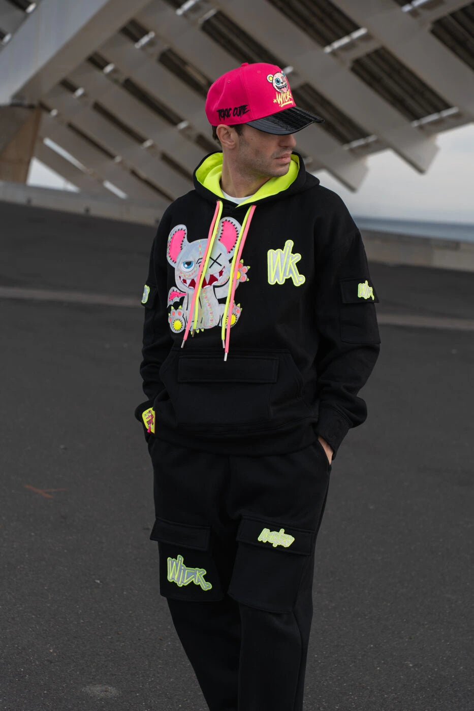 Neon Royalty Hoodie Black y Cargo Sweatpants Black en la calle