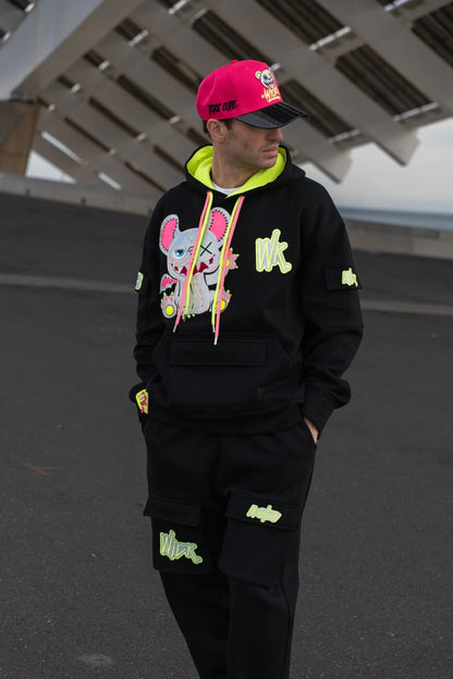 Neon Royalty Hoodie Black y Cargo Sweatpants Black en la calle