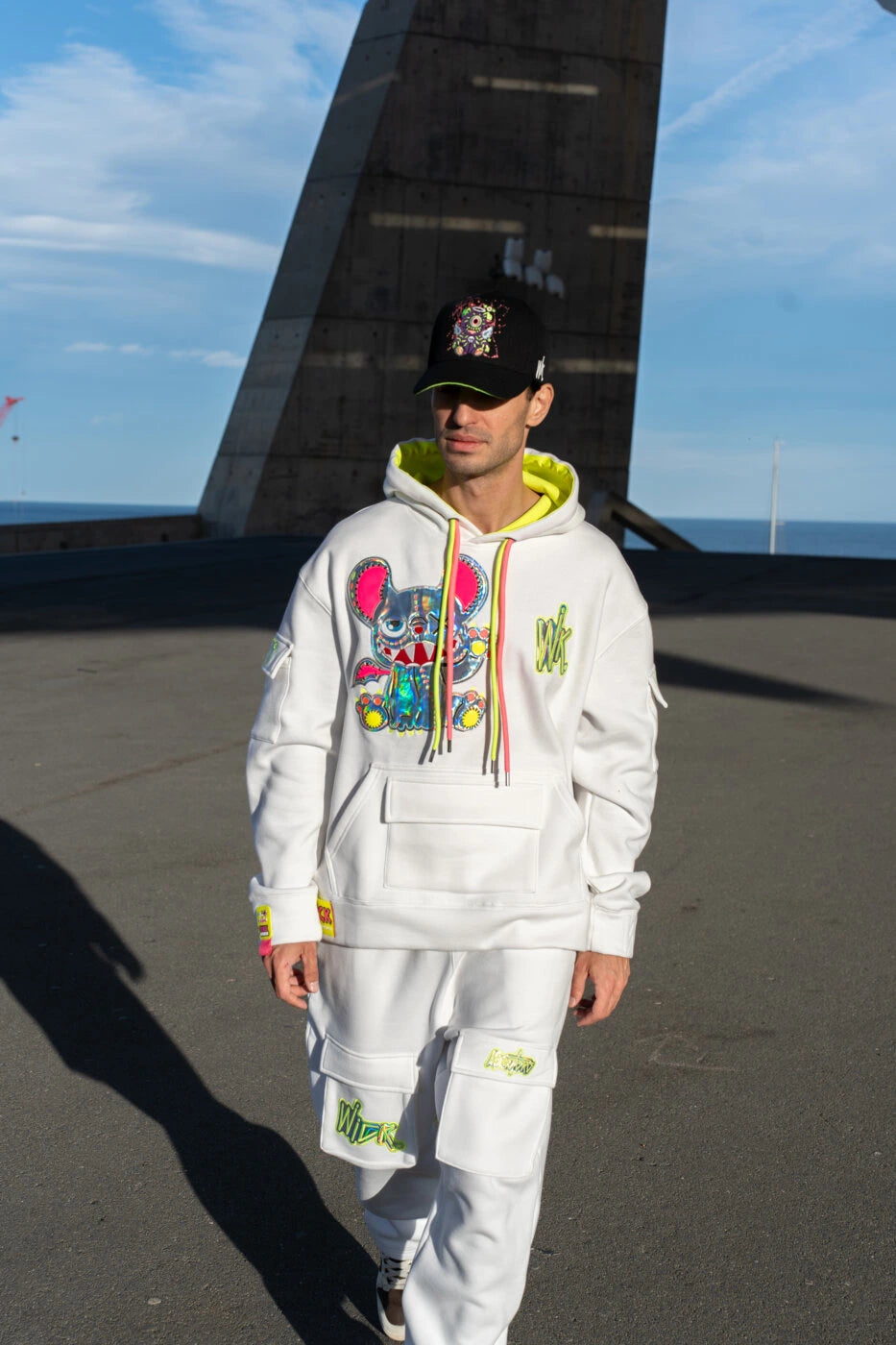 Neon Royalty Hoodie White y Cargo Sweatpants White en la calle
