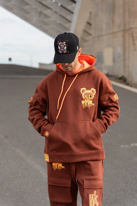 Space Hoodie Brown en la calle