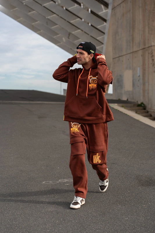 Space Sweatpants Brown en la calle