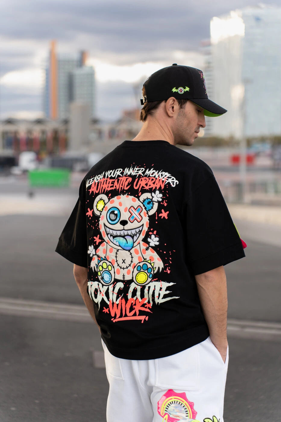 Toxic T-Shirt Black en la calle, espalda