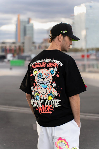 Toxic T-Shirt Black en la calle, espalda