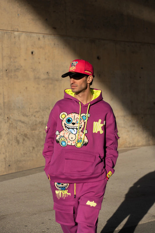 Neon Toxic Cutie Hoodie y Sweatpants Purple en la calle