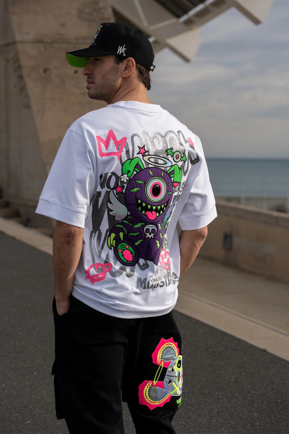 Warlock T-Shirt White en la calle, espalda