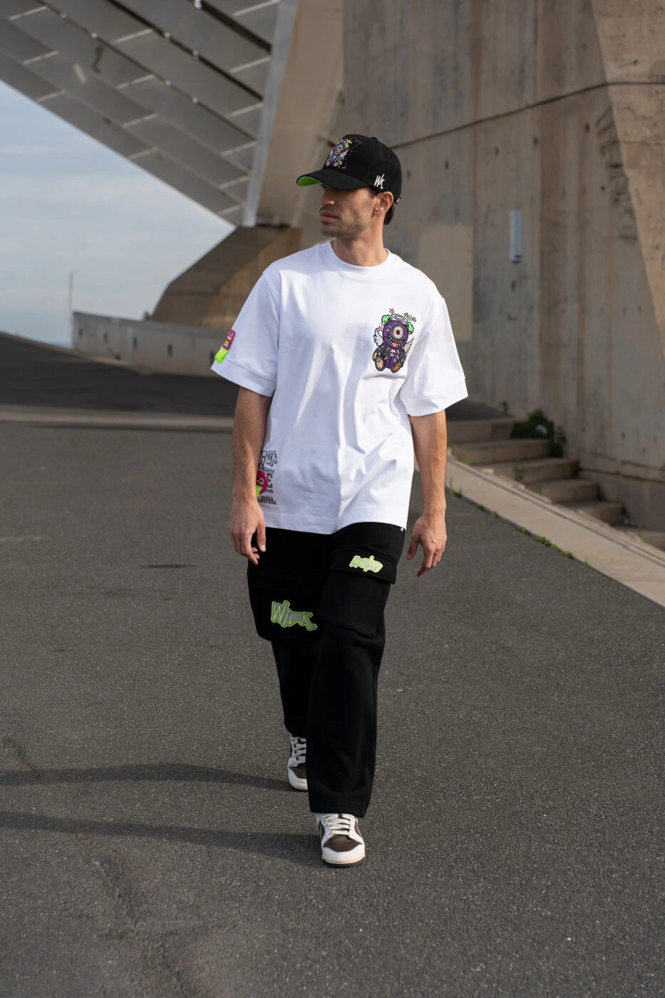 Warlock T-Shirt White en la calle
